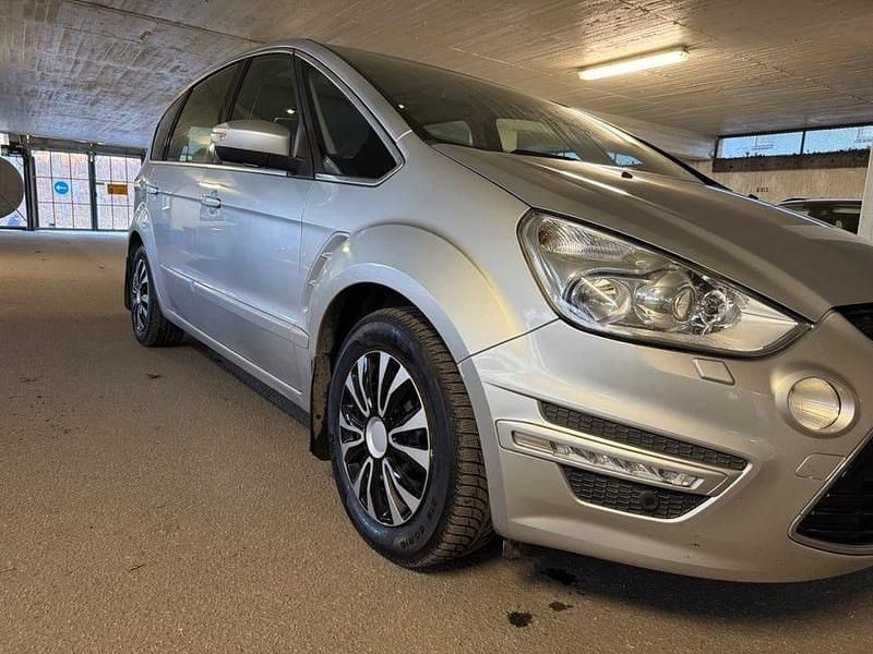 Grå Begagnad 2014 Ford S-MAX Business Edition Minibuss | 117 000 kr (Superpris) - Bild 1/4