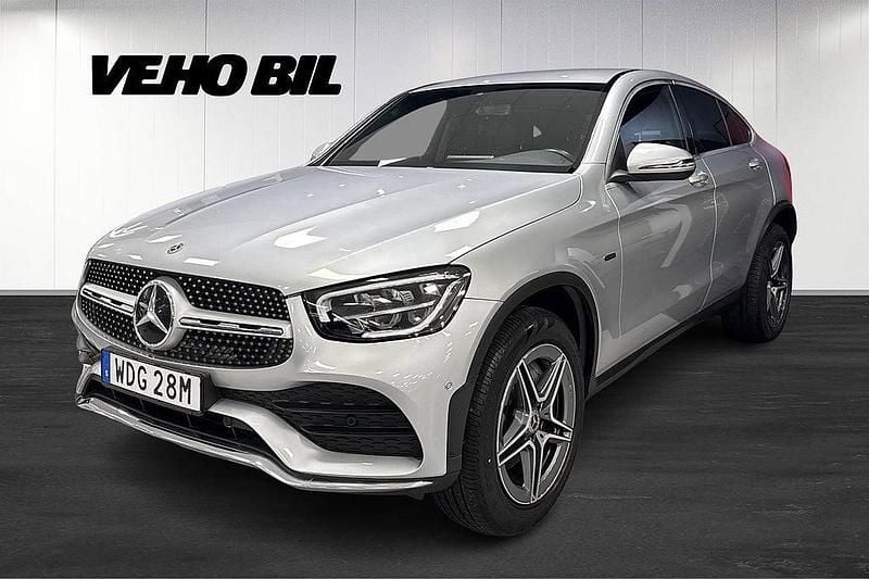 Silver Begagnad 2021 Mercedes GLC300e AMG line Sportkupé | 429 000 kr (Bra pris) - Bild 1/3