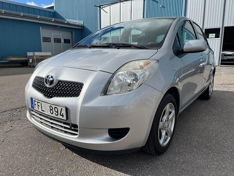 Silver (silver metallic) Begagnad 2007 Toyota Yaris Halvkombi | 79 800 kr (Marknadspris) - Bild 1/4