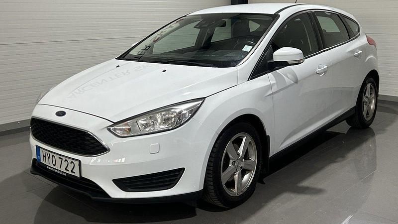 Vit Begagnad 2015 Ford Focus Trend Halvkombi | 79 900 kr (Marknadspris) - Bild 1/4