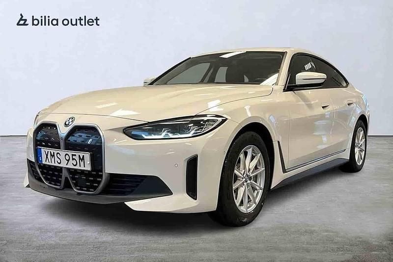 Vit Begagnad 2024 BMW i4 Sedan | 399 900 kr (Marknadspris) - Bild 1/1