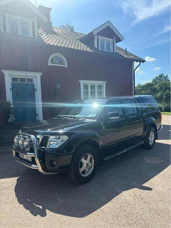 Svart Begagnad 2010 Nissan Navara Pickup | 87 000 kr (Marknadspris) - Bild 1/4