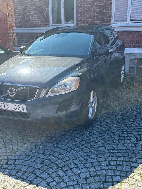 Grå Begagnad 2013 Volvo XC60 Momentum SUV | 70 000 kr (Superpris) - Bild 1/4