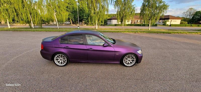 Grå Begagnad 2008 BMW 335 Comfort Edition Sedan | 149 999 kr (Marknadspris) - Bild 1/4