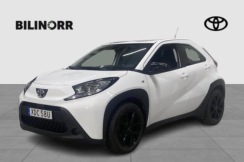 Vit Begagnad 2022 Toyota Aygo X Play SUV | 158 200 kr (Marknadspris) - Bild 1/3