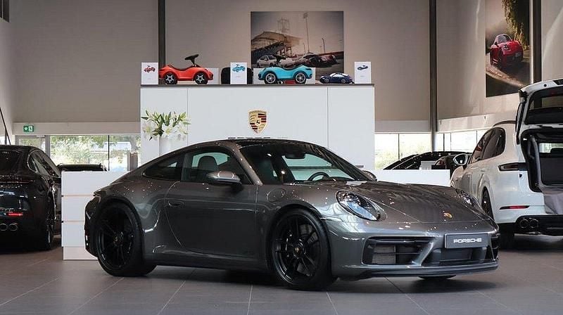 Grå Begagnad 2023 Porsche 911 Carrera GTS Sportkupé | 1 695 000 kr (Lite dyr) - Bild 1/4
