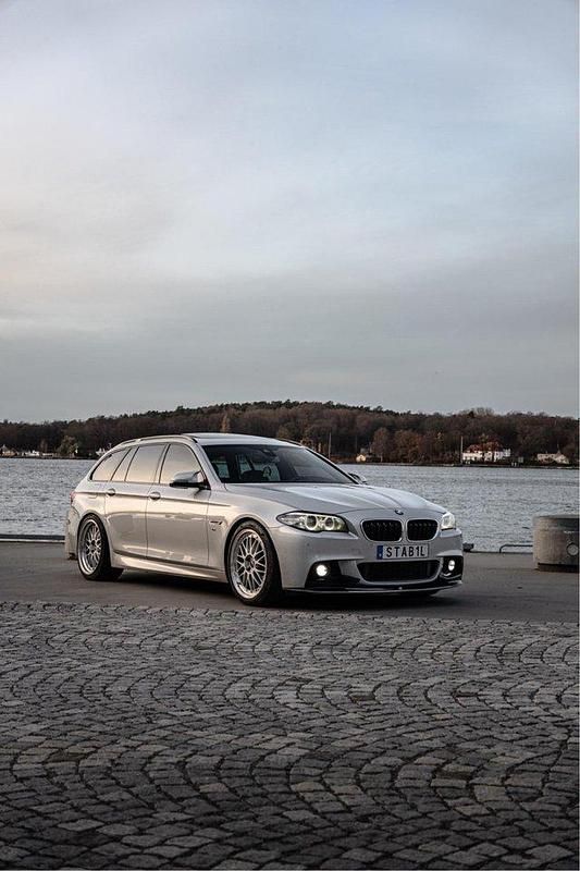 Silver Begagnad 2014 BMW 535 M Sport Kombi | 224 990 kr (Lite dyr) - Bild 1/4