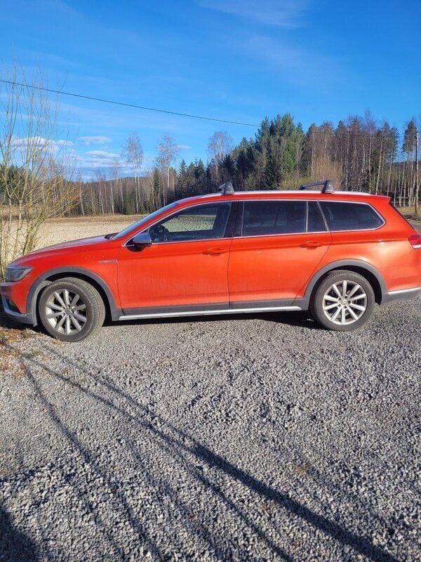 Orange Begagnad 2016 VW Passat Alltrack Kombi | 160 000 kr (Marknadspris) - Bild 1/3