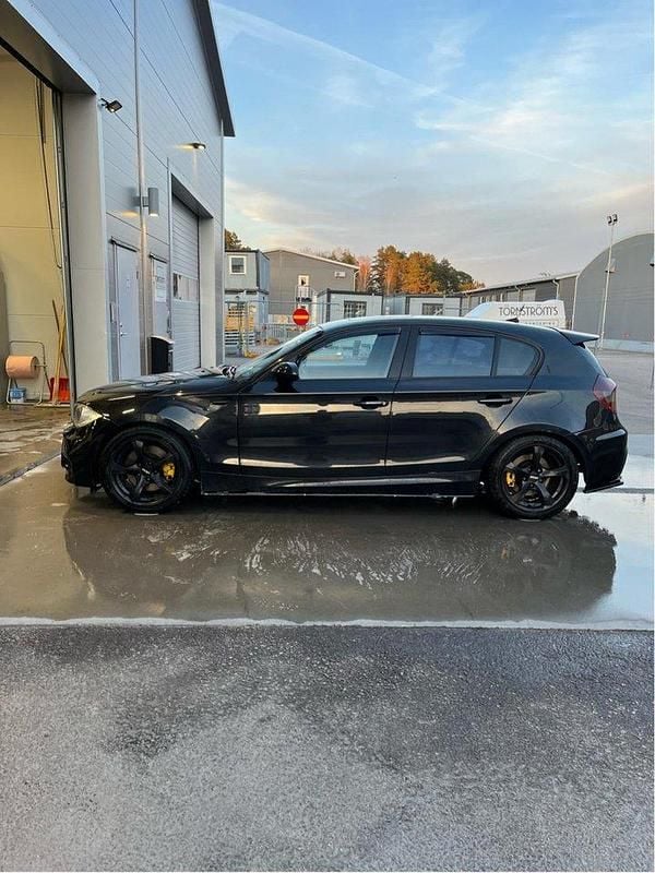Svart Begagnad 2006 BMW 130 Comfort Edition Halvkombi | 69 000 kr - Bild 1/4