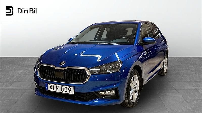 Blå (race blue metallic) Begagnad 2022 Skoda Fabia Halvkombi | 209 900 kr (Marknadspris) - Bild 1/4