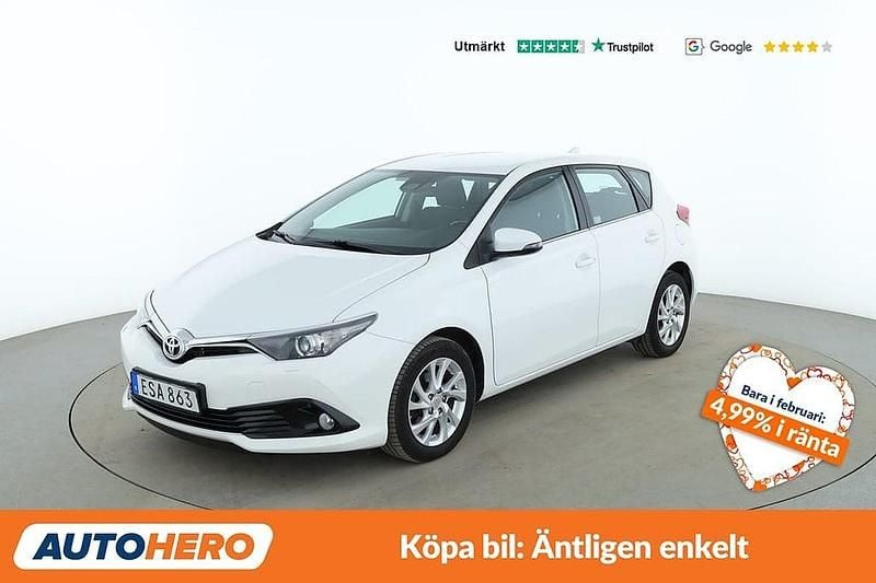 Vit Begagnad 2017 Toyota Auris Active Halvkombi | 141 000 kr (Marknadspris) - Bild 1/4