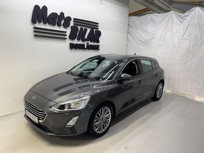 Grå Begagnad 2018 Ford Focus Halvkombi | 179 900 kr (Lite dyr) - Bild 1/4