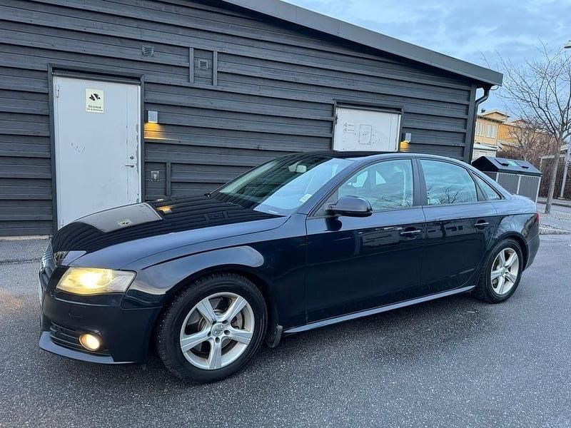 Mörk blå metallic Begagnad 2010 Audi A4 Sedan | 49 000 kr (Superpris) - Bild 1/4
