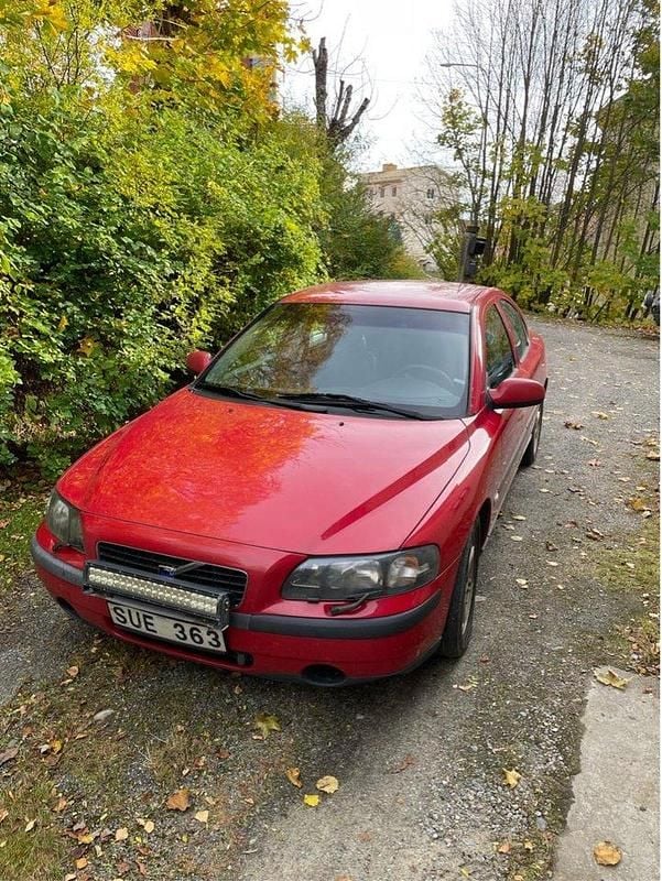 Röd Begagnad 2002 Volvo S60 Sedan | 34 000 kr (Marknadspris) - Bild 1/4