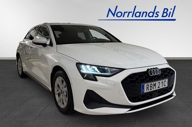 Vit (arkonavit) Begagnad 2025 Audi A3 Sportback Design Halvkombi | 319 000 kr (Marknadspris) - Bild 1/4