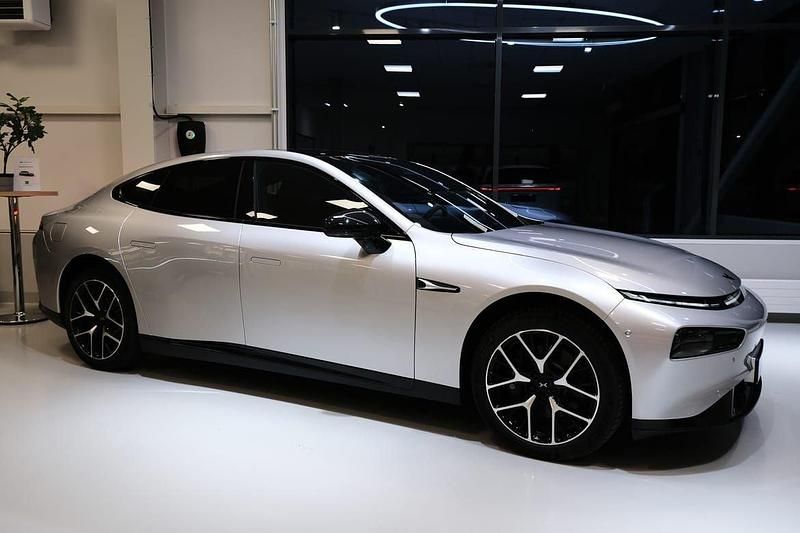 Begagnad XPENG P7 352 kW (479 HK) 2024 Silver Sedan