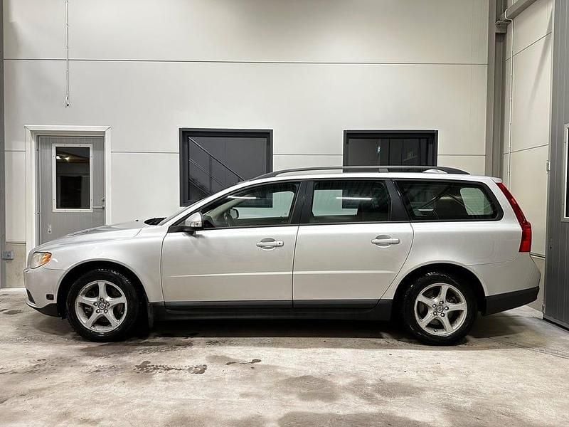 Begagnad Volvo V70 Kinetic 146 HK (107 kW) 2008 Grå Kombi