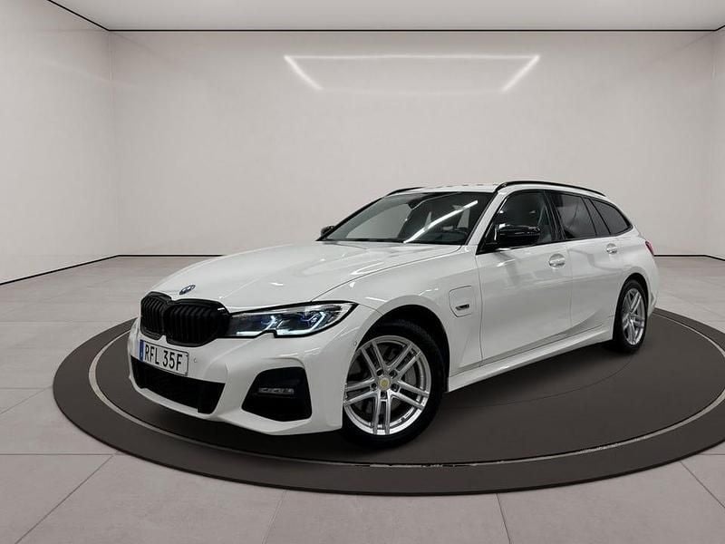 Vit Begagnad 2022 BMW 330 M Sport Kombi | 319 900 kr (Lite dyr) - Bild 1/3