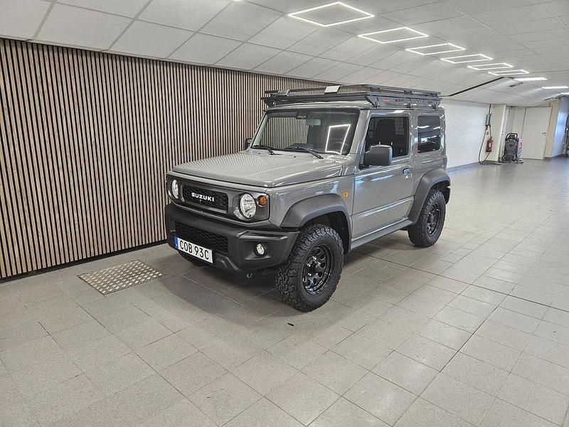 Grå Begagnad 2024 Suzuki Jimny SUV | 349 700 kr (Lite dyr) - Bild 1/4