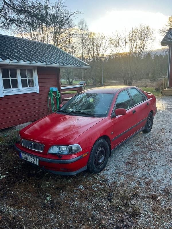 Begagnad 2000 Volvo S40 Sedan | 25 000 kr (Marknadspris) - Bild 1/3