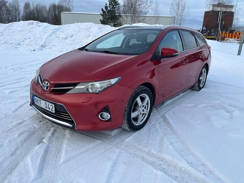 Begagnad Toyota Auris Touring Sports Executive 132 HK (97 kW) 2013 Mörkröd Kombi