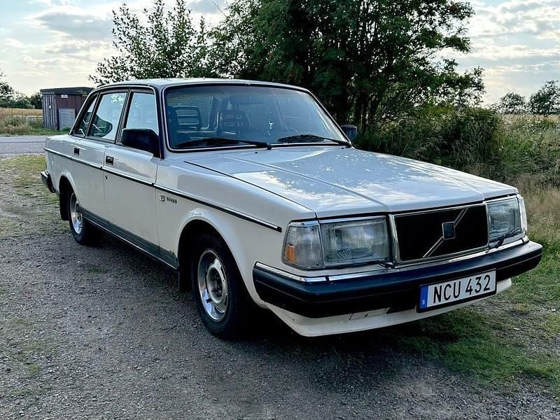 Begagnad 1988 Volvo 244 Sedan | 40 000 kr - Bild 1/4
