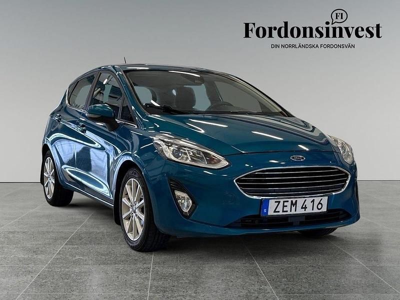 Begagnad Ford Fiesta Titanium 101 HK (74 kW) 2018 Blå Halvkombi