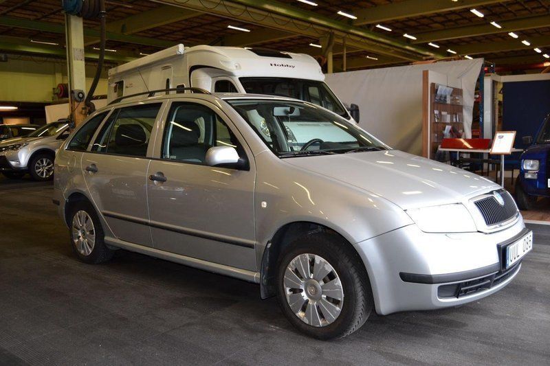 Begagnad Skoda Fabia 64 HK (47 kW) 2003 Silver Halvkombi