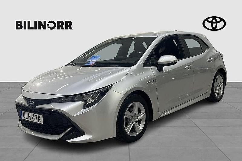 Silver Begagnad 2020 Toyota Corolla Hybrid Halvkombi | 219 400 kr (Marknadspris) - Bild 1/3
