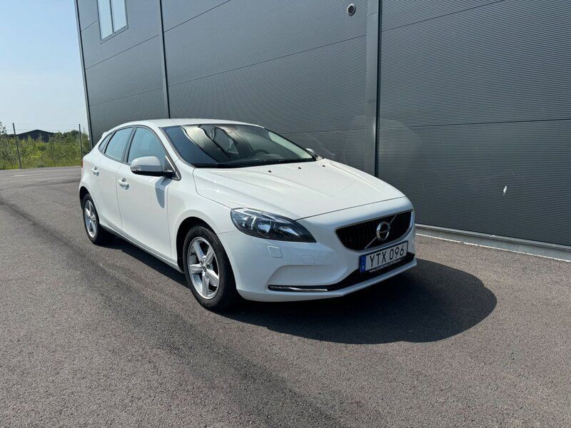 Vit Begagnad 2017 Volvo V40 Business Edition Kombi | 159 900 kr (Marknadspris) - Bild 1/4