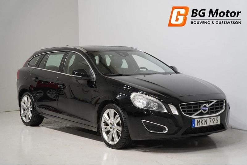Svart Begagnad 2011 Volvo V60 Summum Kombi | 114 800 kr (Marknadspris) - Bild 1/3
