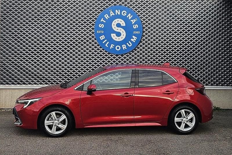 Röd Begagnad 2023 Toyota Corolla Hybrid Executive Halvkombi | 289 000 kr (Marknadspris) - Bild 1/4