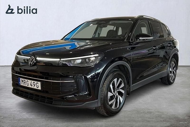 Svart Begagnad 2024 VW Tiguan Edition SUV | 469 500 kr (Marknadspris) - Bild 1/4