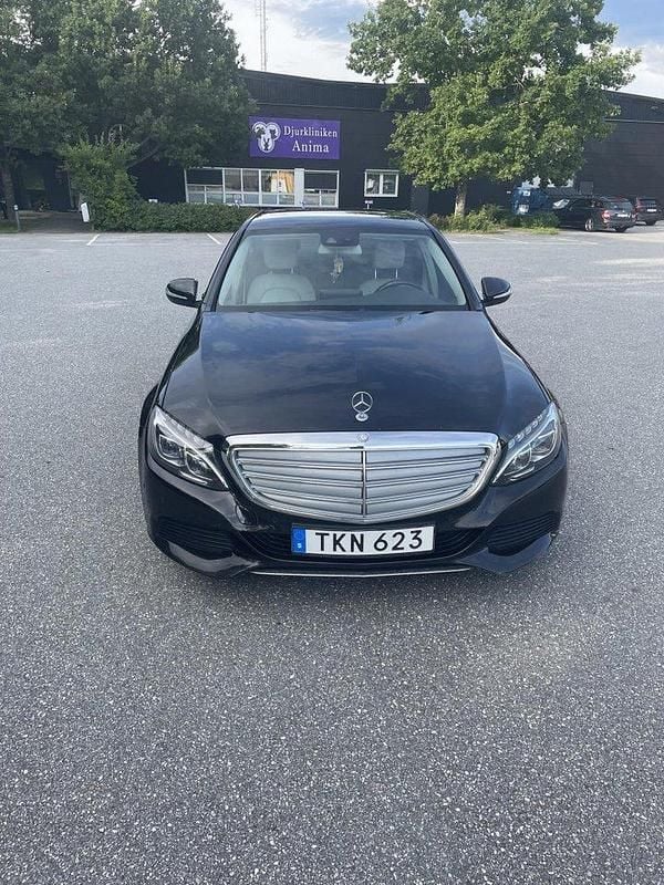 Svart Begagnad 2015 Mercedes C300e Exclusive Sedan | 219 900 kr - Bild 1/4