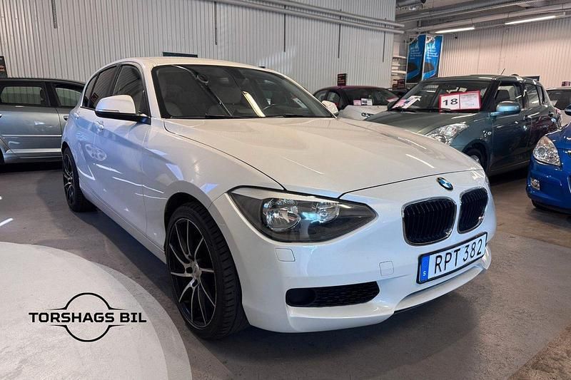 Vit Begagnad 2011 BMW 120 Sport Line Halvkombi | 89 900 kr (Marknadspris) - Bild 1/4
