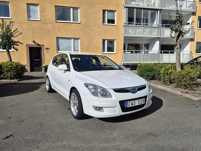 Vit Begagnad 2008 Hyundai i30 Halvkombi | 70 000 kr (Dyr) - Bild 1/4