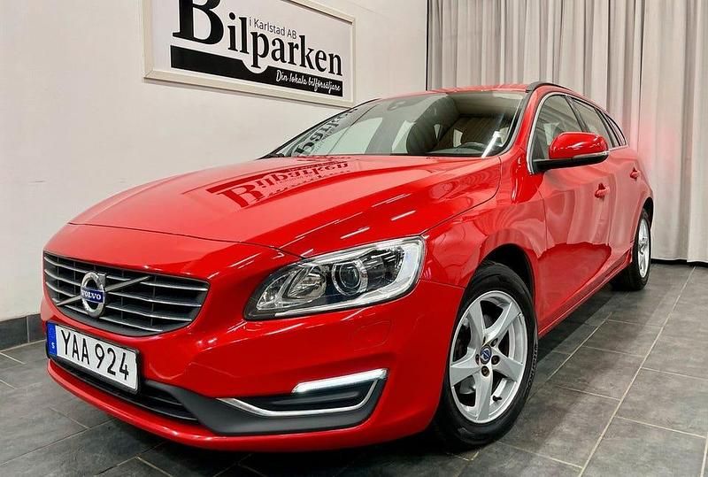 Röd Begagnad 2015 Volvo V60 Momentum Kombi | 169 900 kr (Marknadspris) - Bild 1/3