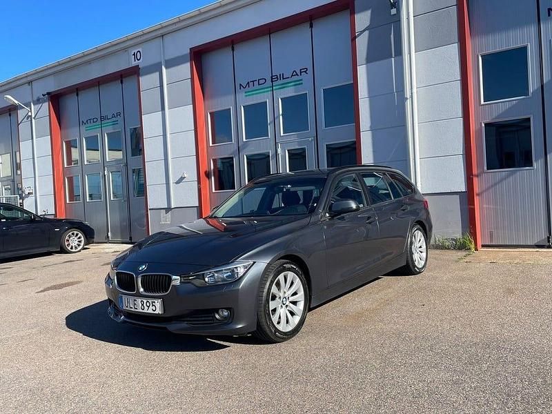 Grå Begagnad 2014 BMW 320 Kombi | 89 900 kr (Bra pris) - Bild 1/4