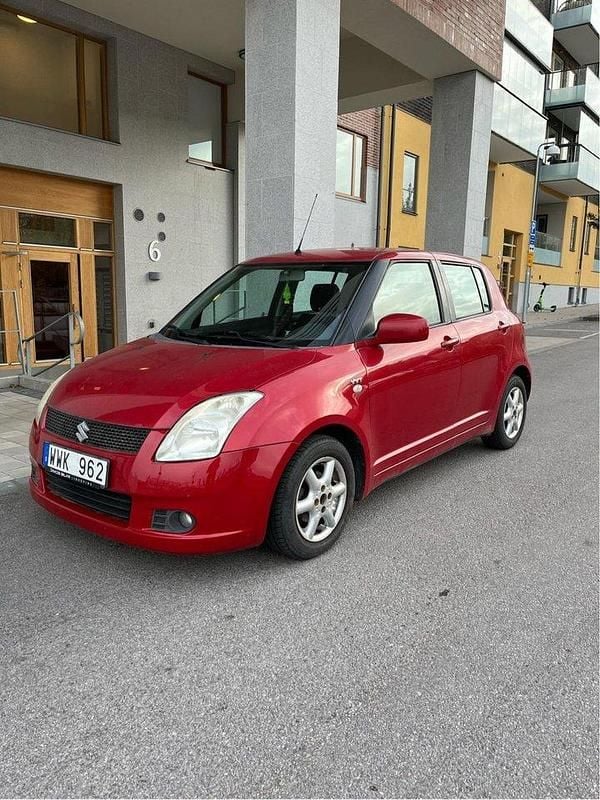 Röd Begagnad 2005 Suzuki Swift Halvkombi | 26 500 kr (Marknadspris) - Bild 1/4