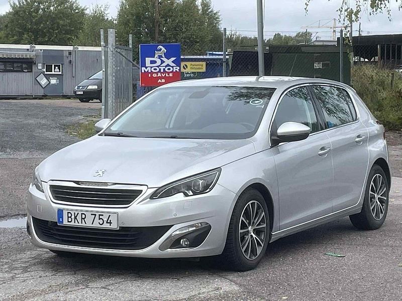 Ljusgrå Begagnad 2016 Peugeot 308 Halvkombi | 89 400 kr (Marknadspris) - Bild 1/4