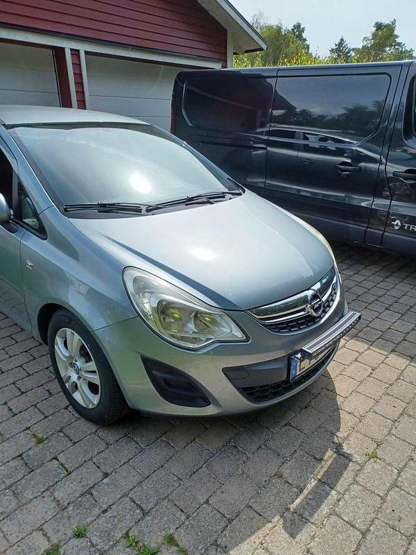 Grå Begagnad 2011 Opel Corsa Halvkombi | 47 000 kr (Marknadspris) - Bild 1/4