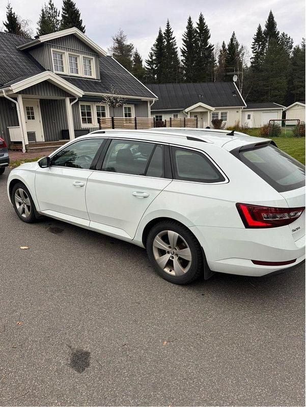 Vit Begagnad 2016 Skoda Superb Style Kombi | 132 500 kr (Marknadspris) - Bild 1/4
