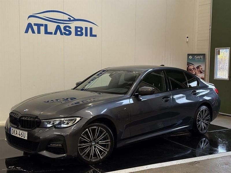 Grå Begagnad 2021 BMW 330 M Sport Sedan | 319 900 kr - Bild 1/4