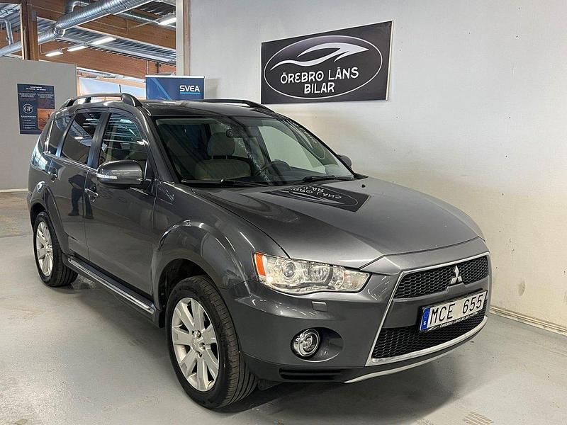 Mörkgrå (grå) Begagnad 2013 Mitsubishi Outlander SUV | 79 900 kr (Marknadspris) - Bild 1/4