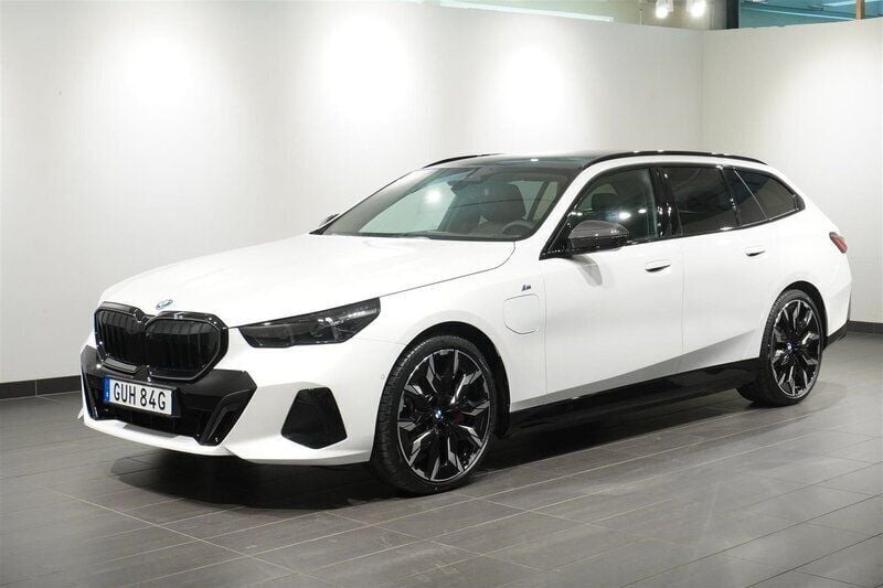 Röd Begagnad 2025 BMW 550e Efficient Dynamics Kombi | 995 000 kr (Bra pris) - Bild 1/4