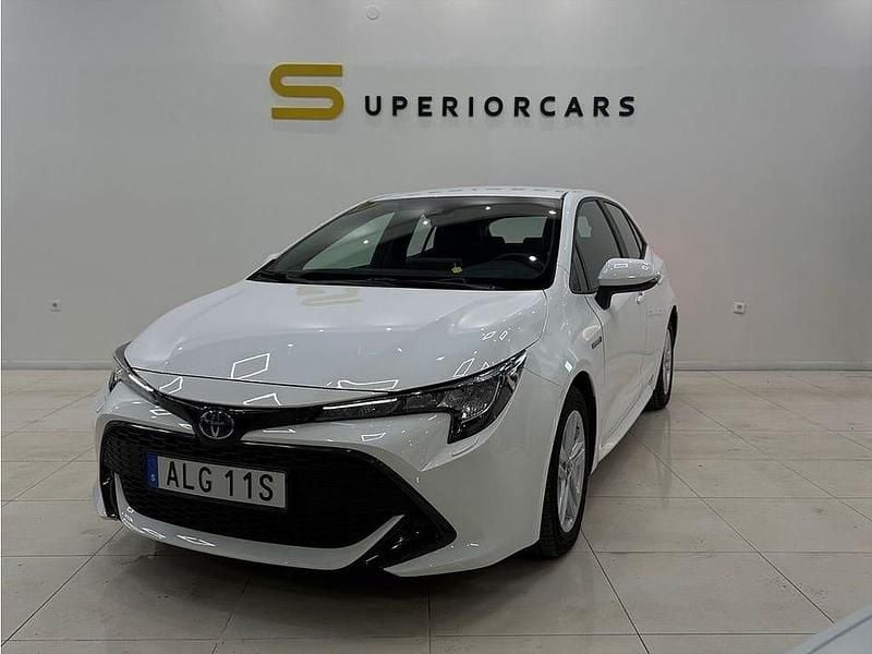 Vit Begagnad 2020 Toyota Corolla Active Halvkombi | 229 900 kr (Marknadspris) - Bild 1/4
