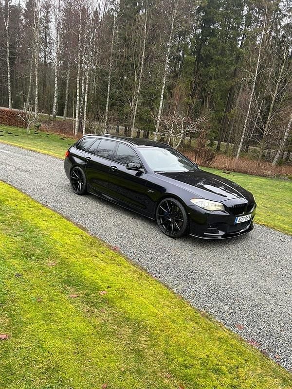 Begagnad 2013 BMW M550 Sedan | 239 000 kr (Marknadspris) - Bild 1/4