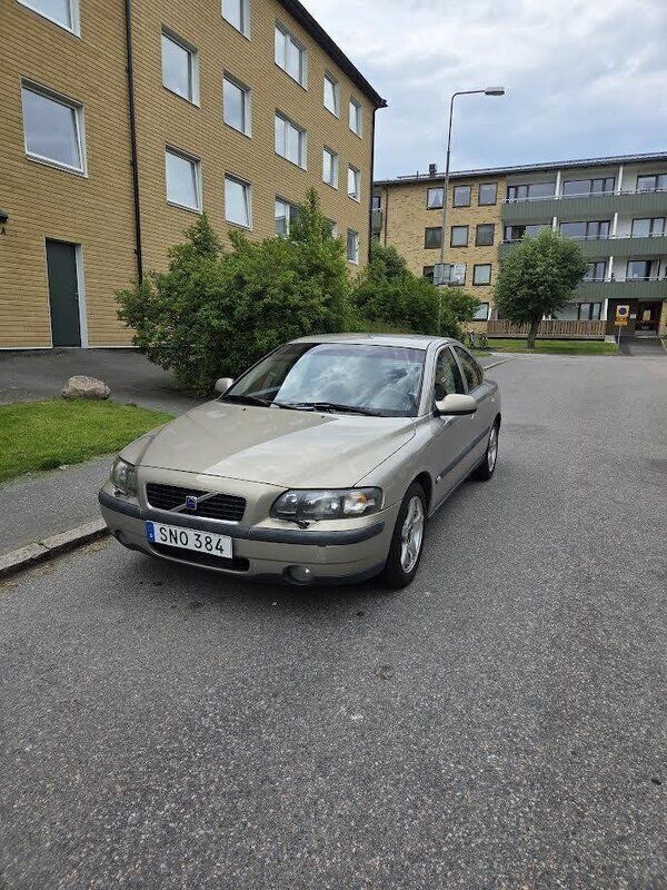 Brun Begagnad 2001 Volvo S60 Sedan | 24 000 kr (Bra pris) - Bild 1/4