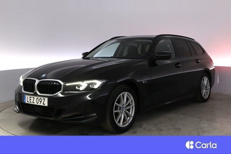 Svart Begagnad 2022 BMW 330e Sport Line Kombi | 321 900 kr (Marknadspris) - Bild 1/4
