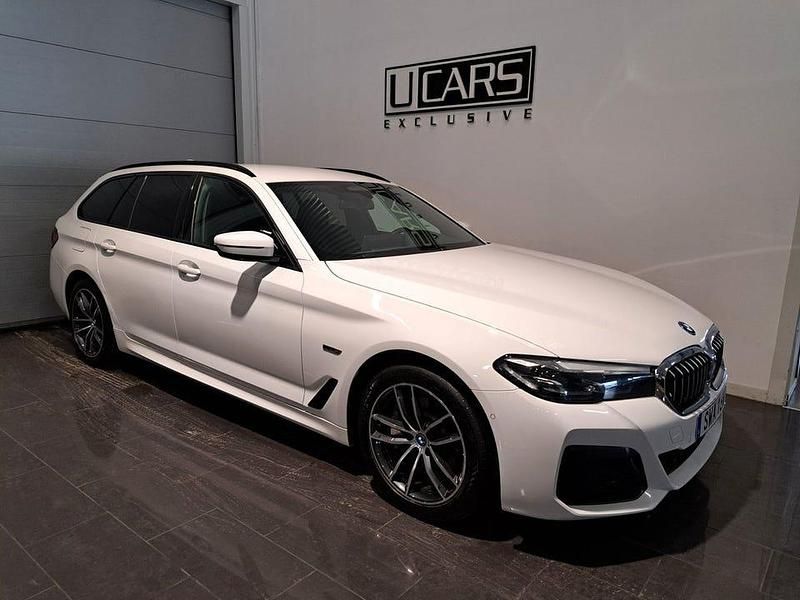 Vit Begagnad 2022 BMW 530 M Sport Kombi | 339 800 kr - Bild 1/4